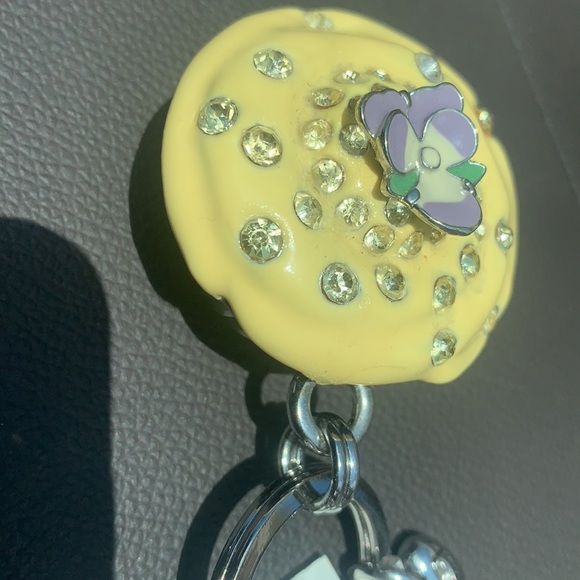 JUICY COUTURE CUPCAKE KEYCHAIN YELLOW SILVER NEW - Picture 13 of 16